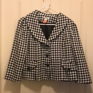 Black and White slightly cropped jacket/blazer